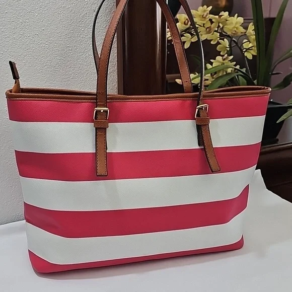 Michael Kork Tote W 17" / 11" H / 5.5" D. (Cannot Determine Its Autenticity.) - Picture 5 of 8